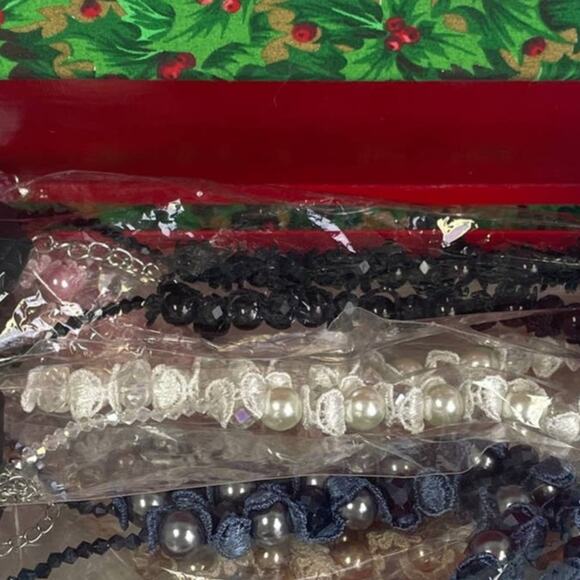 New Christmas Holly Fabric Gift Box of 6 Faux Pearl Lace Womens Necklaces - Picture 2 of 7